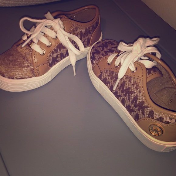 Michael Kors toddler girl sneaker - Picture 1 of 4